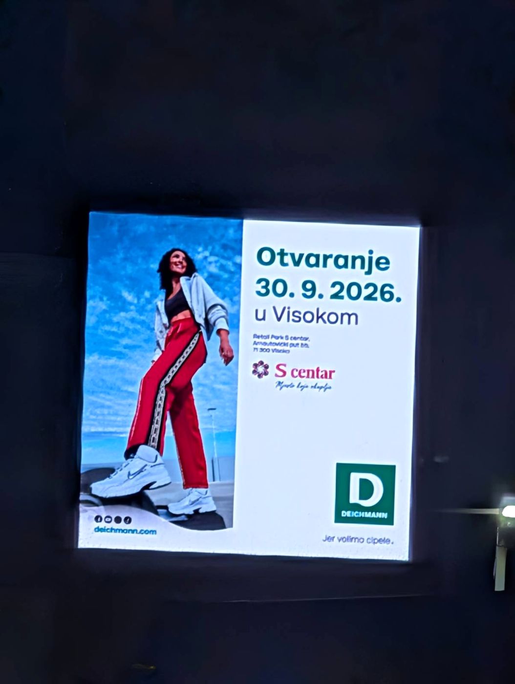 Reklama na LED ekranu noću