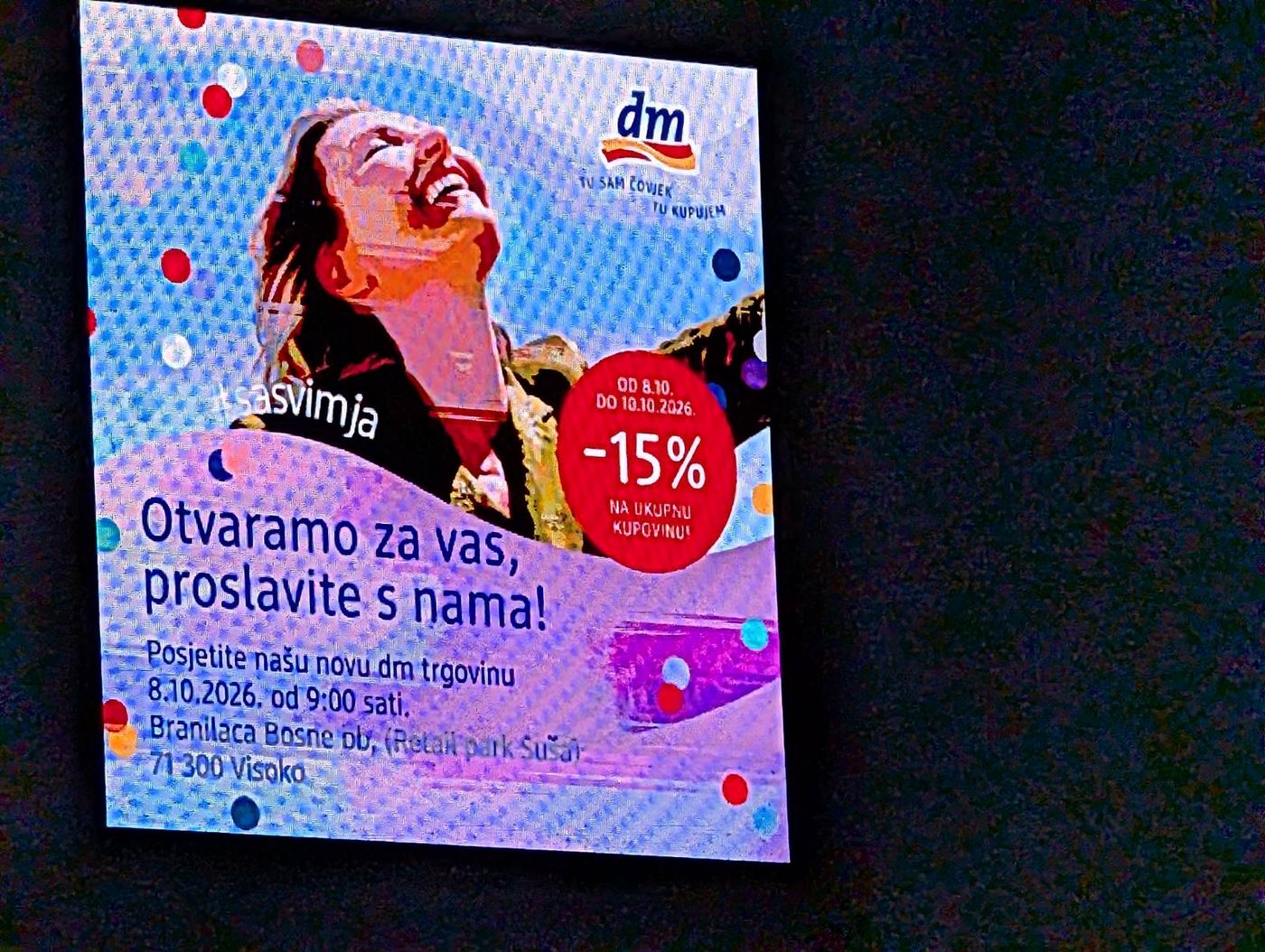 Reklama na LED ekranu noću