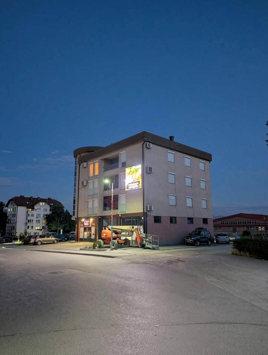Poslovna zgrada BIOPIX d.o.o. u Brezi sa LED ekranom